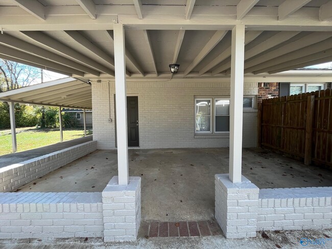 Building Photo - 1608 Buena Vista Cir SE