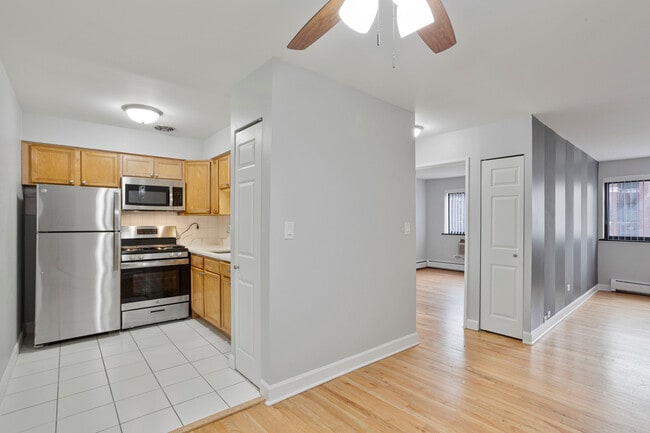 Building Photo - 6758 N Sheridan Rd