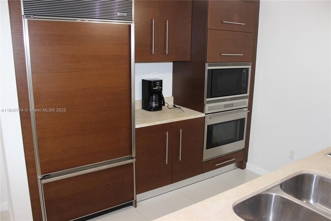 Building Photo - 485 Brickell Ave
