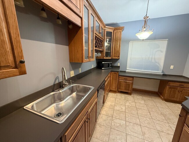 Foto del edificio - Spacious Four Bedroom Home in Olmsted Falls