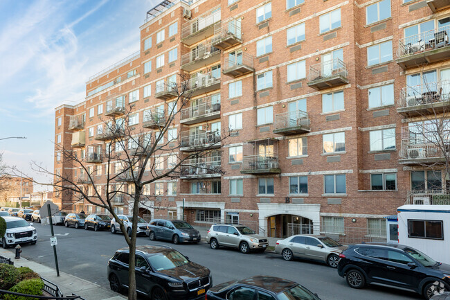 Building Photo - The Crown 580 Condos