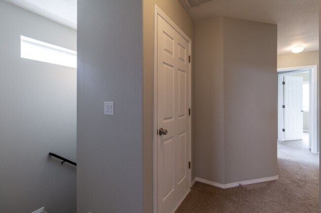 Foto del edificio - Beautiful 4 Bed 2.5 bathroom home  with 2 ...