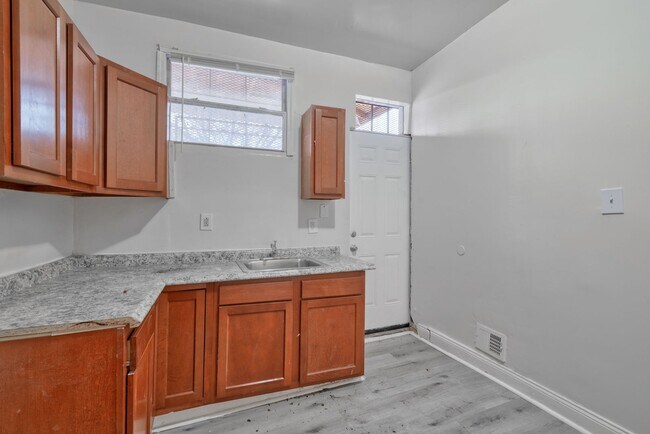 Building Photo - 2521 W Baltimore St