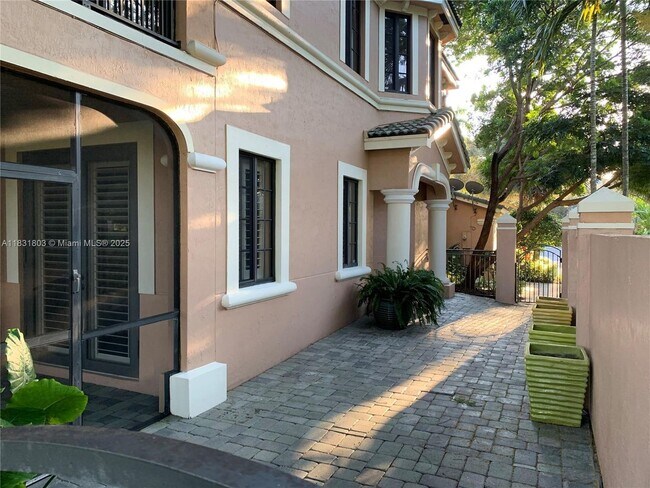 Foto del edificio - 2727 Center Ct Dr