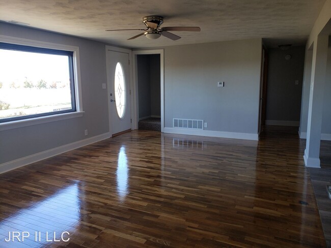 Foto del edificio - 4 br, 2.5 bath House - 11404 Bethel Road