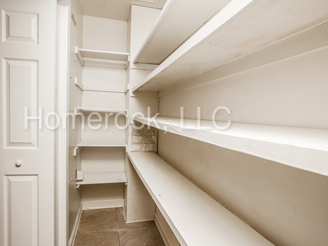 Foto del edificio - 4800 Brookwood Pl