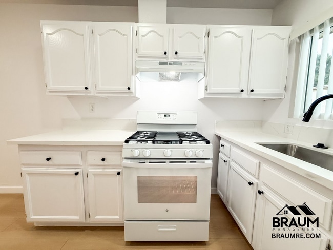 Foto del edificio - 4636 Laurel Canyon Blvd