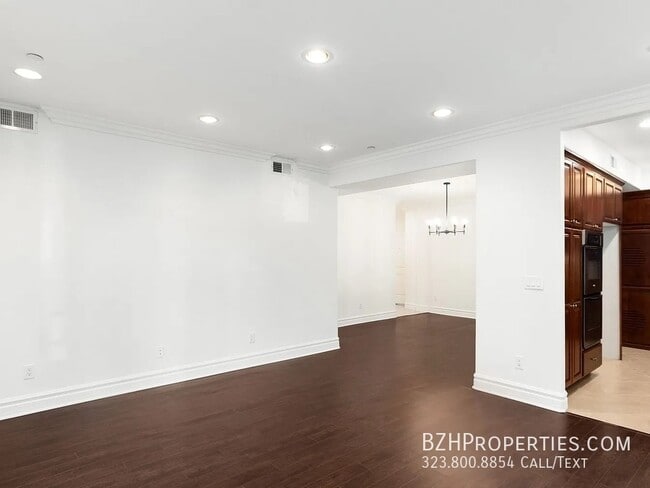 Building Photo - Charming 2-Bedroom Condo with Spacious Pat...