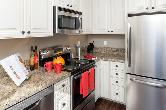 Full Size Kitchen w/ Granite Countertops - Park Royal Apartments