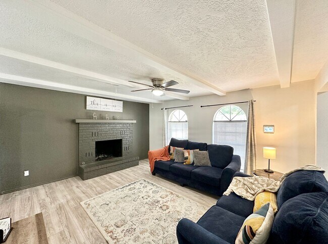 Foto del edificio - 5705 NW Chestnut Ln