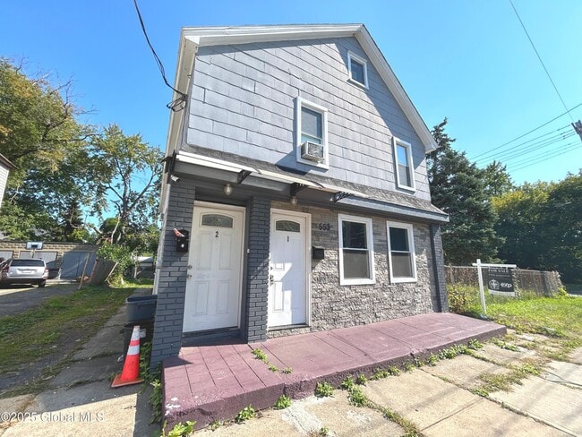 Building Photo - 553 Mumford St