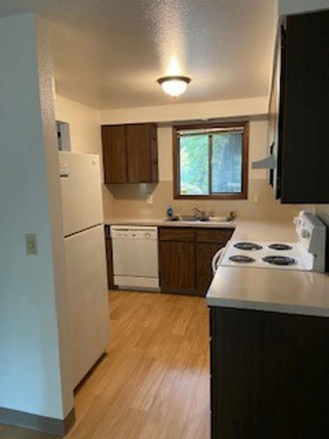 Building Photo - Spacious One Bedroom, One Bathroom