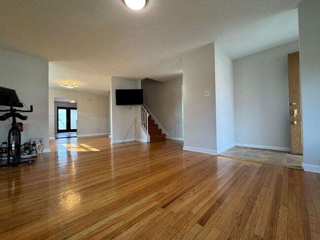 Building Photo - Stunning 4-Bedroom Twin Home in Lansdowne!...