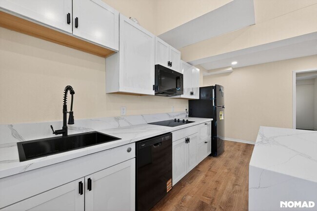 Building Photo - Bright & Modern 2-Bed Home with Ocean Glimpses in Prime Vista Location