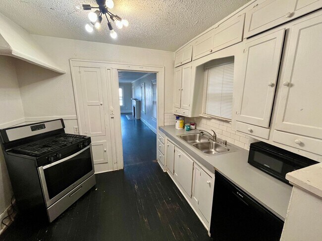 Foto del edificio - 6 month lease available One Block from Texas Tech