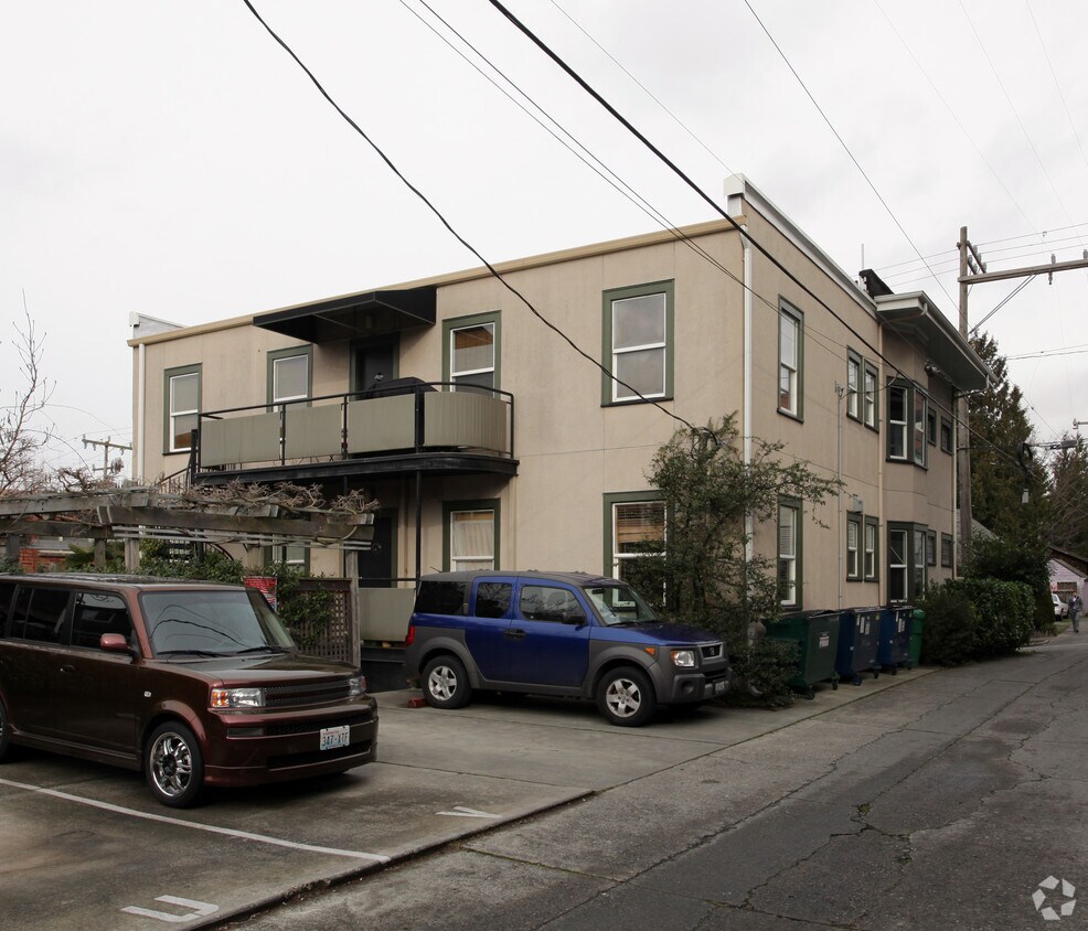 Building Photo - 109 E Lynn St