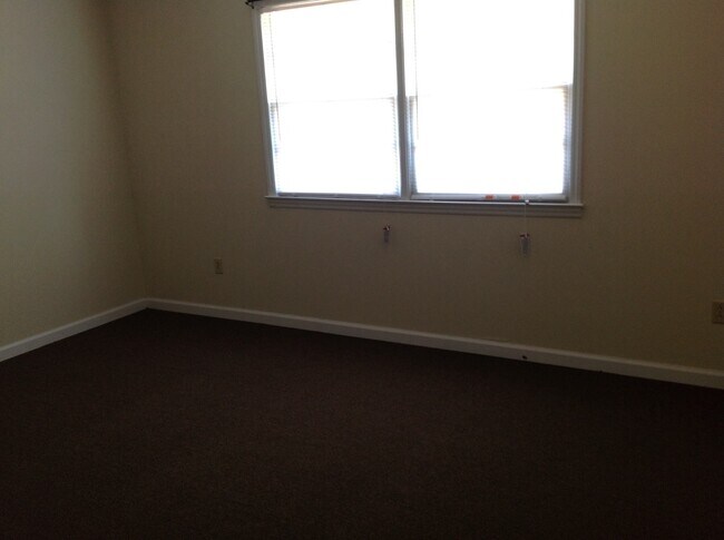 Building Photo - 2 Bedroom Duplex/ Rockingham