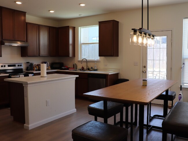 Foto del edificio - 7700 House Finch Dr
