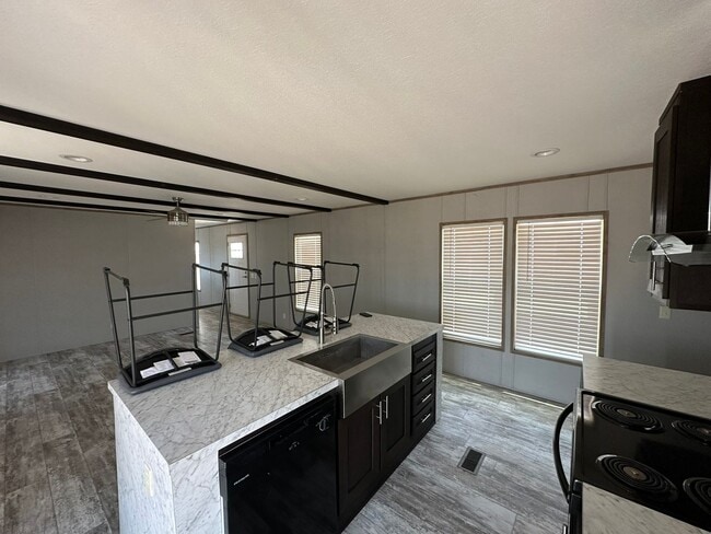 Building Photo - 3 Bed 2 Bath Home