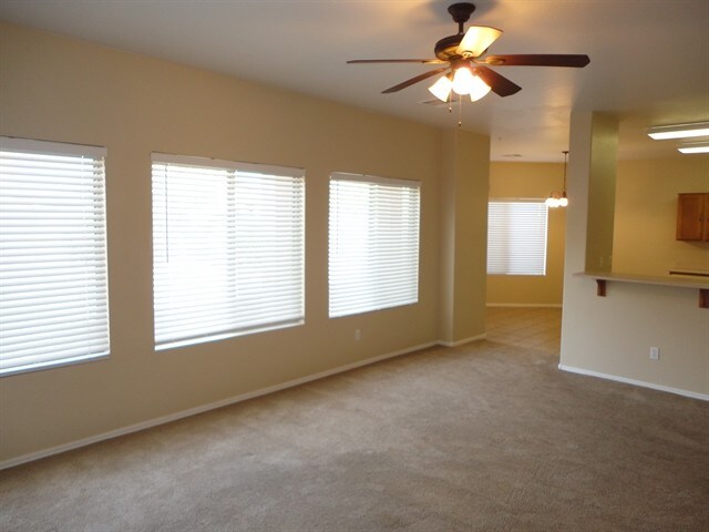 Building Photo - 420 E Palomino Way