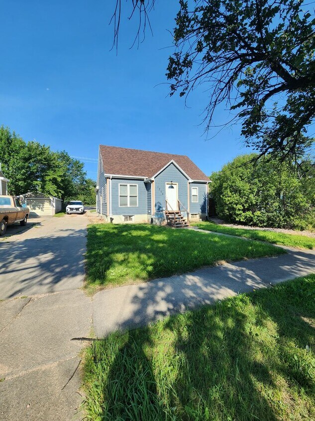 Foto principal - Charming Old-School 4-bedroom Home for Rent!