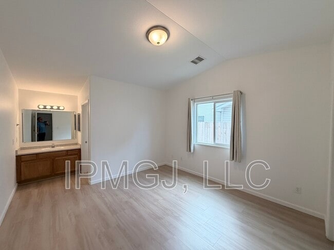 Building Photo - 484 Ridge Ln