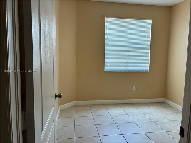 Foto del edificio - 1536 SE 25th St