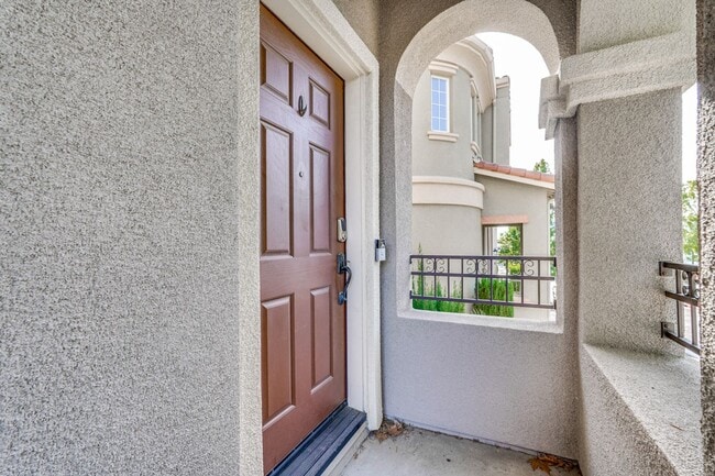 Building Photo - Beautiful 2 Bed 2 Bath End Unit Townhome in Communication Hills!