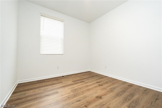 Foto del edificio - 98 Brewster Dr