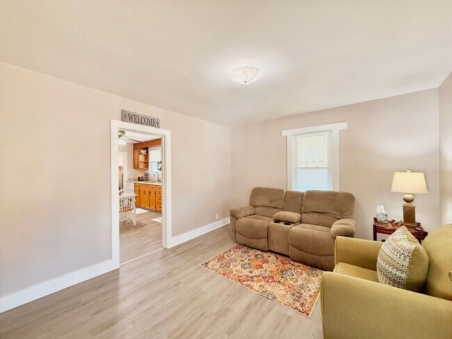 Foto del edificio - Fully Furnished & Utilities Included -SHORT TERM LEASES AVAILABLE with a premium.