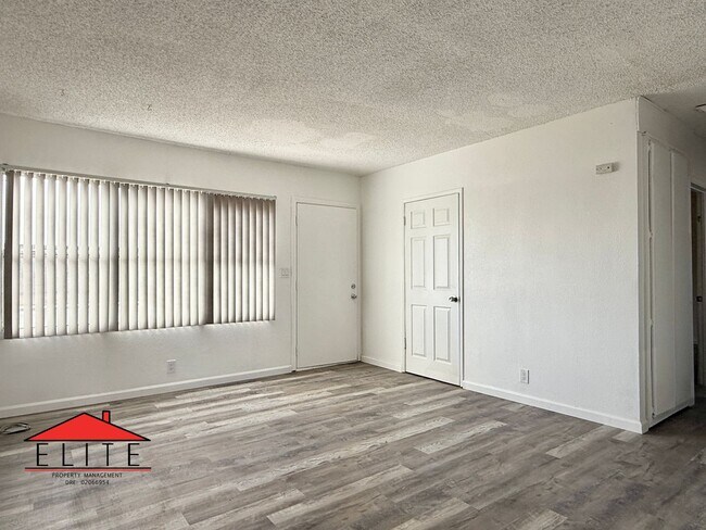 Foto del edificio - AVAILABLE NOW!! 1/2 OFF FIRST MONTH"S RENT!