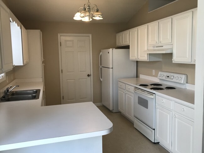 Building Photo - Pet Friendly 3 Bedroom, 2 Bath Duplex in C...