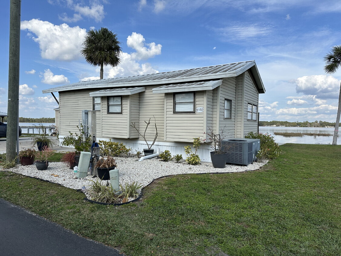 Foto principal - "Charming 1Bedroom Lake Front Mobile Home ...