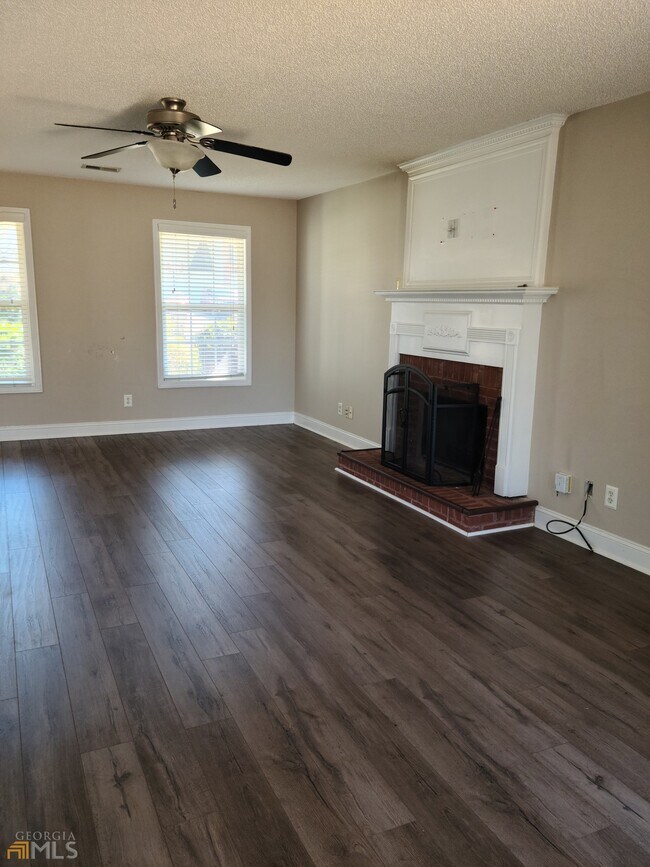 Building Photo - 3027 Lincoln Log Way