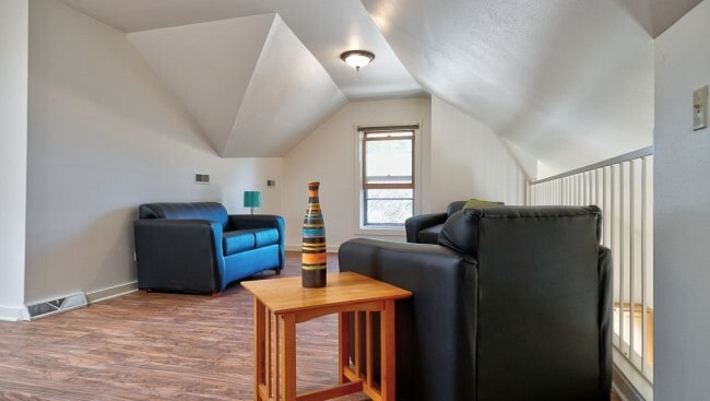 Building Photo - 810