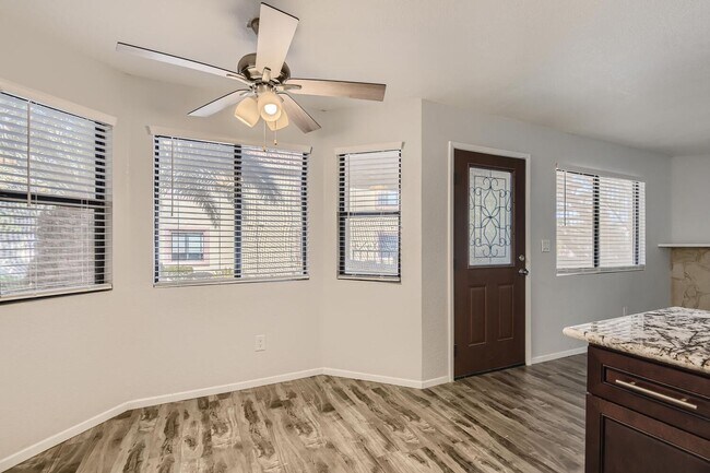 Building Photo - Upgraded 1st Floor Unit 2 Bed, 2 Bath Cond...