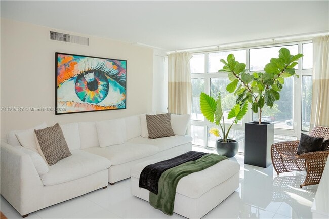 Foto del edificio - 3375 N Country Club Dr