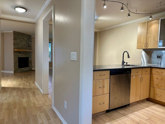 Foto del edificio - Two Story Condo in Downtown Bellevue