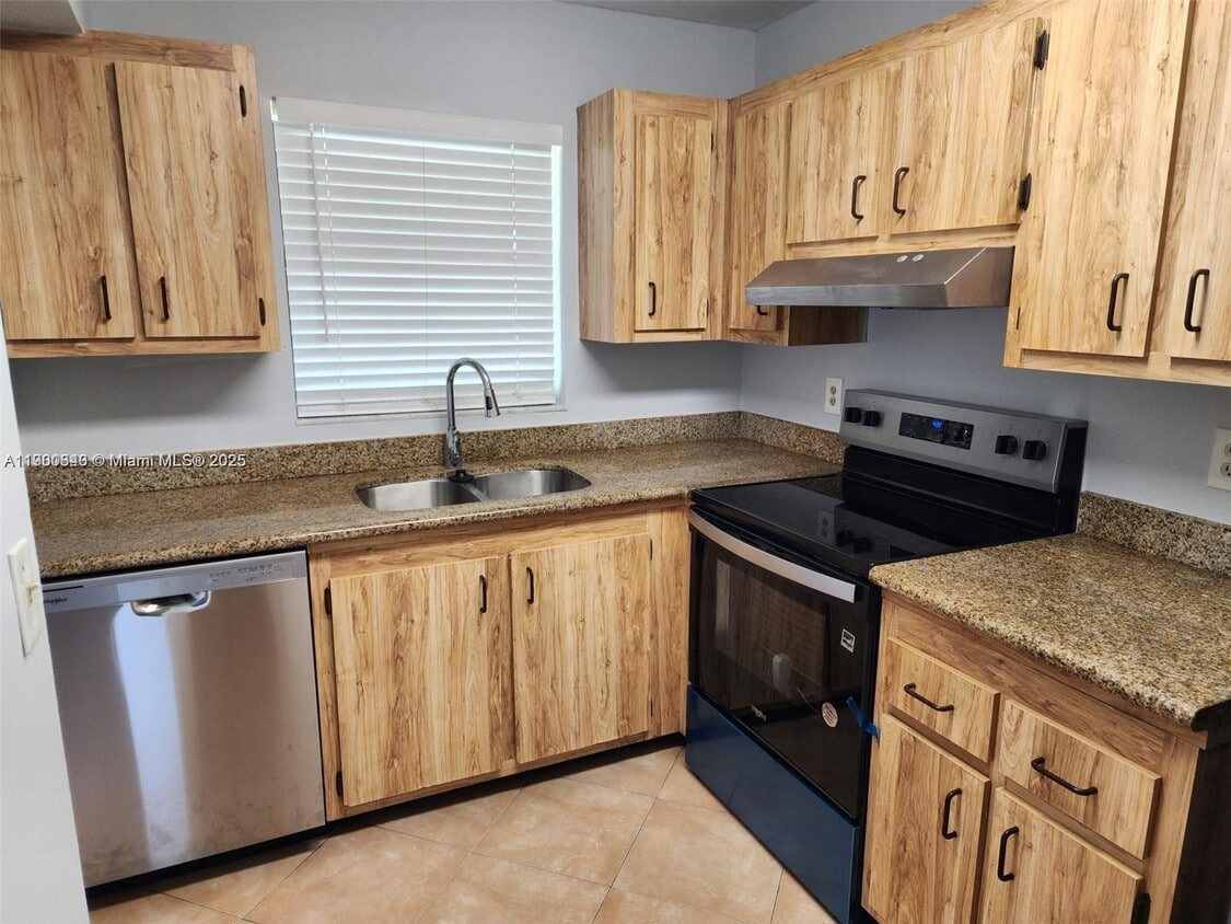 Foto principal - 6061 Shaker Wood Cir