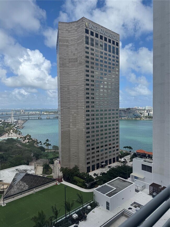 Foto del edificio - 325 S Biscayne Blvd