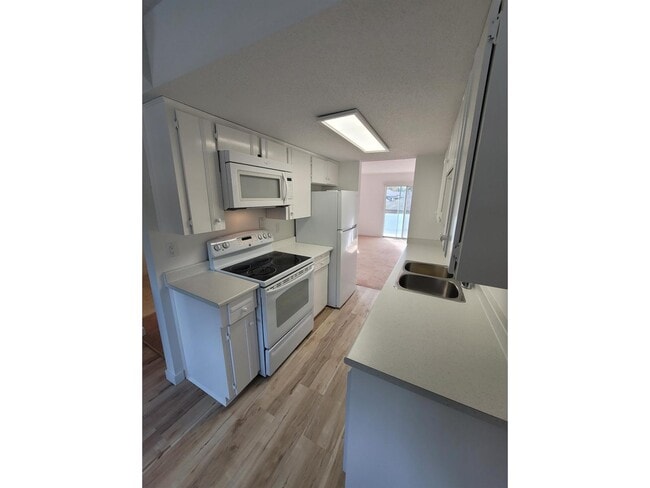 Building Photo - 27272-27232 52