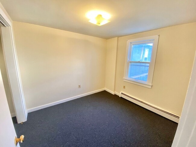 Building Photo - One Bedroom Apartment Winooski Available NOW!