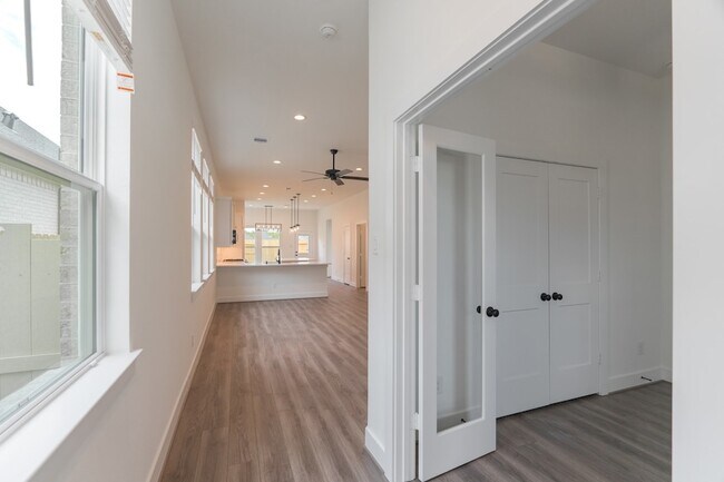 Building Photo - 10726 Pine Pink