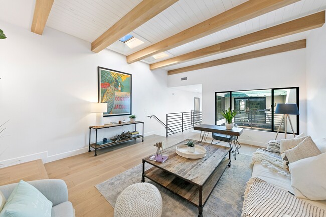 Building Photo - 6502 Dume Dr