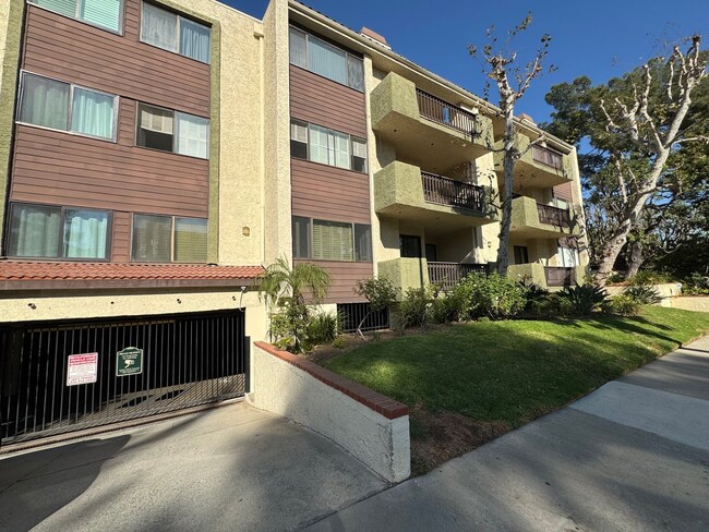 Building Photo - Large condominium unit with serene courtya...