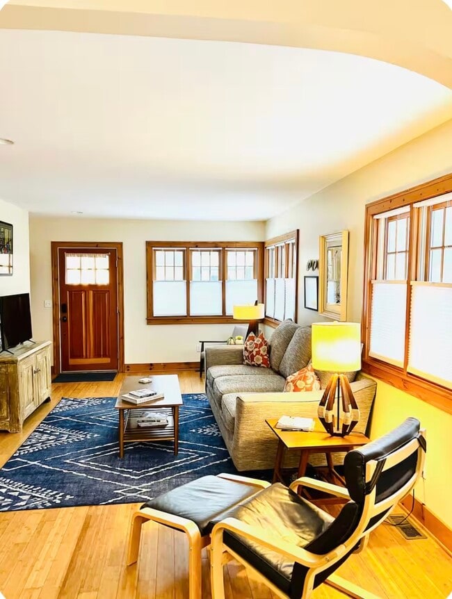 Building Photo - 520 S Maple St