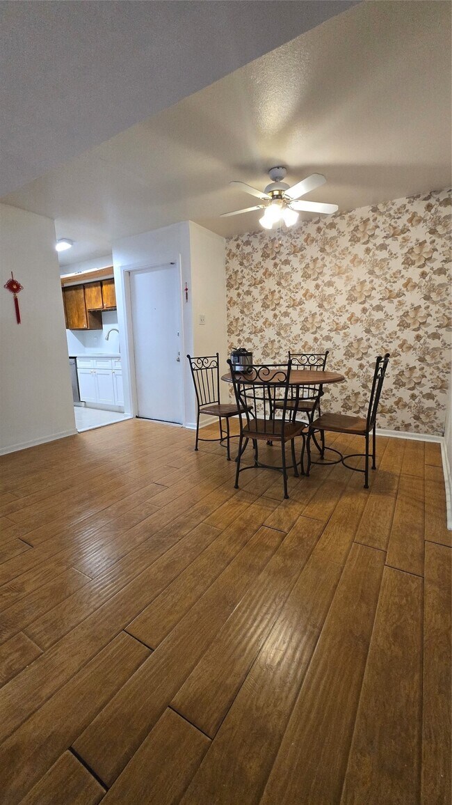 Foto del edificio - 8427 Hearth Dr