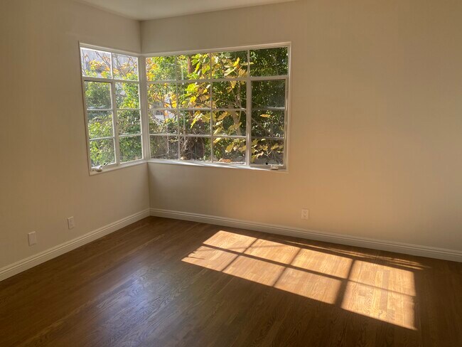 Building Photo - 1223 1/4 N Sweetzer Ave