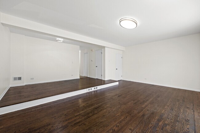 Building Photo - 1615 W Greenleaf Ave