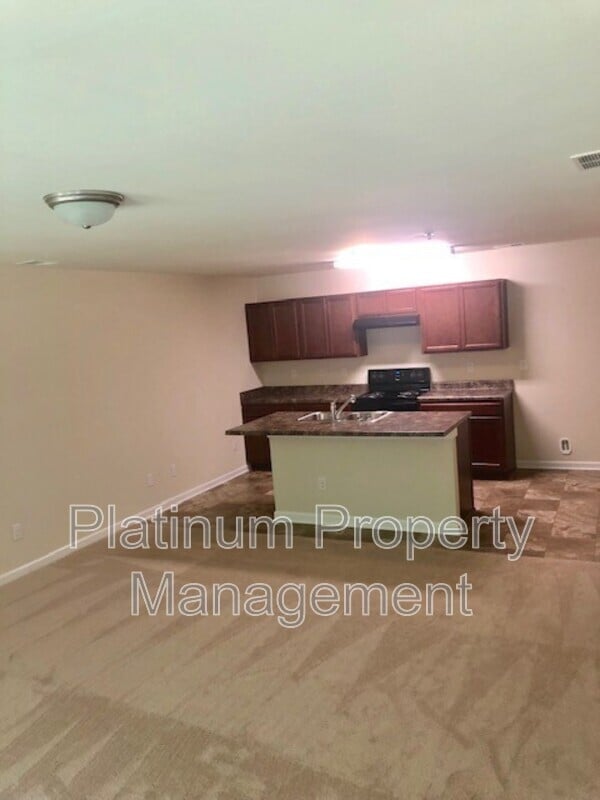 Building Photo - 2048 Reavis Bluff
